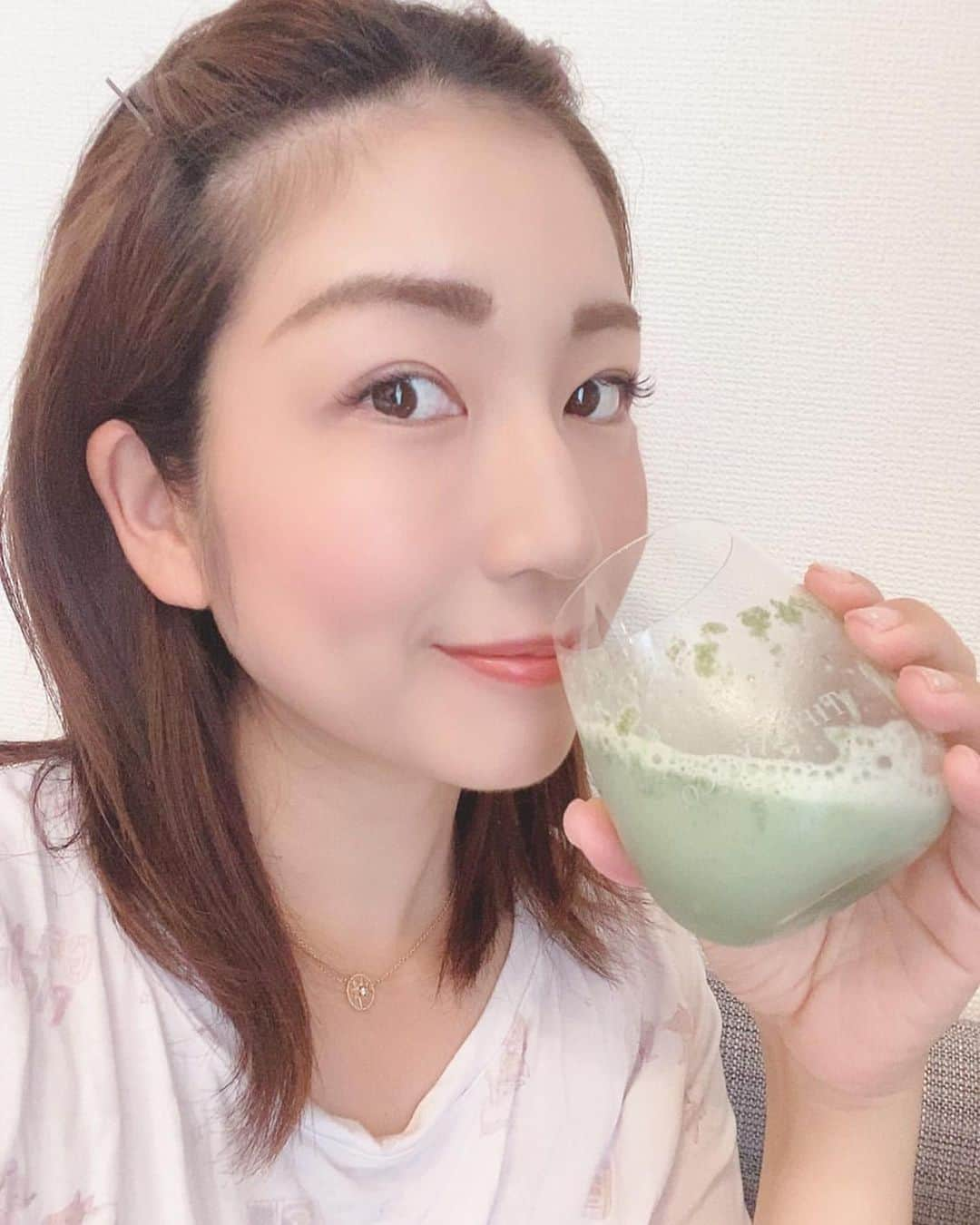 庄司ゆうこさんのインスタグラム写真 - (庄司ゆうこInstagram)「@ashitabapururunのアシタバグリーンスムージー✨✨  最近毎朝飲んでます🥰  私は無脂肪ミルクとシェイクして飲んでるよぉ❣️ 美味しくておかわりしちゃいます。笑 このスムージー飲むとパワー全開になる‼️ 朝1の飲み物って大事ですね✨  初めての方限定で、割引きがあるので是非チェックしてみてください^_^ @ashitabapururun  #アシタバグリーンスムージー #スムージー #pr」7月4日 20時35分 - yuko.shoji