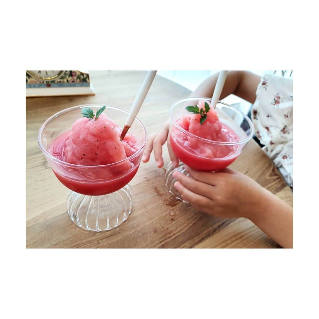 ソ・ユジンさんのインスタグラム写真 - (ソ・ユジンInstagram)「아이들이 넘넘 좋아하는 #수박아이스크림 ...이라고 부르지만 그냥 얼린 수박에 설탕넣고 갈은거 😍😄🍉🍉🍉 #수박샤벳」7月4日 15時13分 - yujin_so