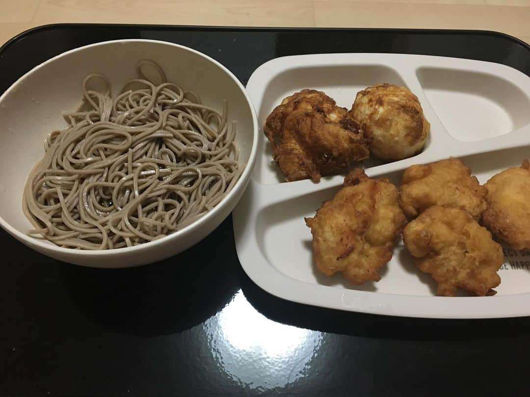 末房莉奈のインスタグラム：「この前のディナー🍽  お蕎麦と卵の天ぷら🥚ととり天🐔  #お蕎麦 #天ぷら #一人暮らしごはん」