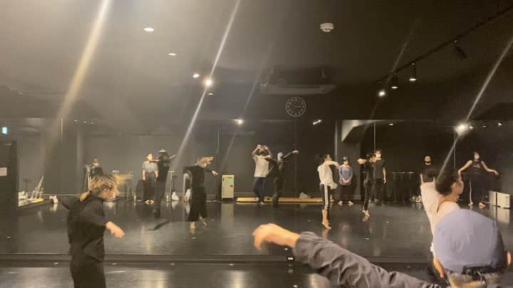 黒須洋壬のインスタグラム：「黒須洋嗣 JAZZ CLASS(sub) 2020.July.4th @danceworks_jpn  @xross #iftheworldwasending  #jpsaxeftjuliamichaels  #mask #dance  #jazzdance #tokyo  #japan #今日が本当のラスト」