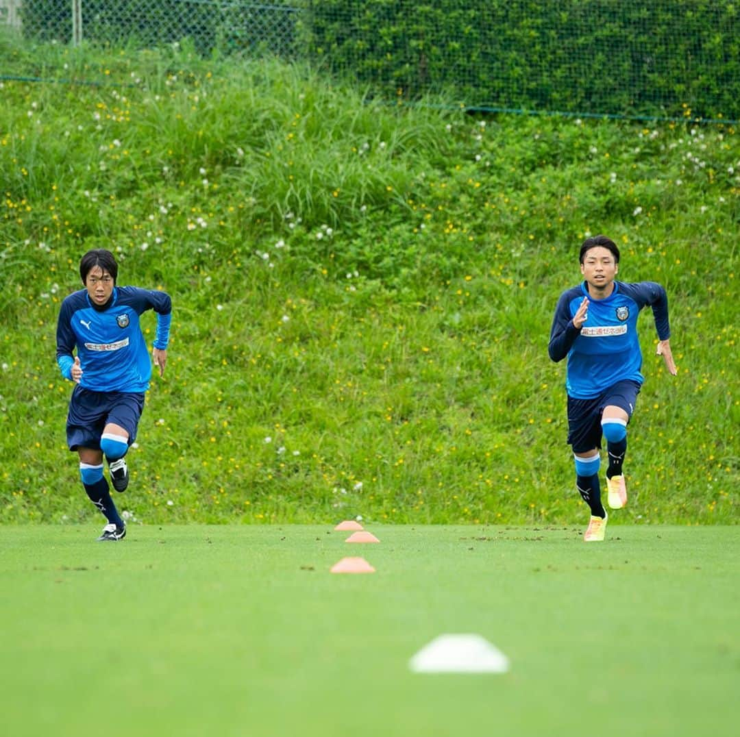 小林悠さんのインスタグラム写真 - (小林悠Instagram)「部分合流⚽️  憲剛さんに続き、僕も今日みんなとボールを蹴ることができました👍⚽️  これからコンディションをあげてチームに貢献できるように頑張ります！  そして今日からリーグ戦が再開します。  たくさんの人の頑張りがあって、こうやって再開できたと思っています。  本当にありがとうございます。  今日の試合もみんなで一つになって応援しましょう！^_^」7月4日 15時41分 - kobayashiyu11