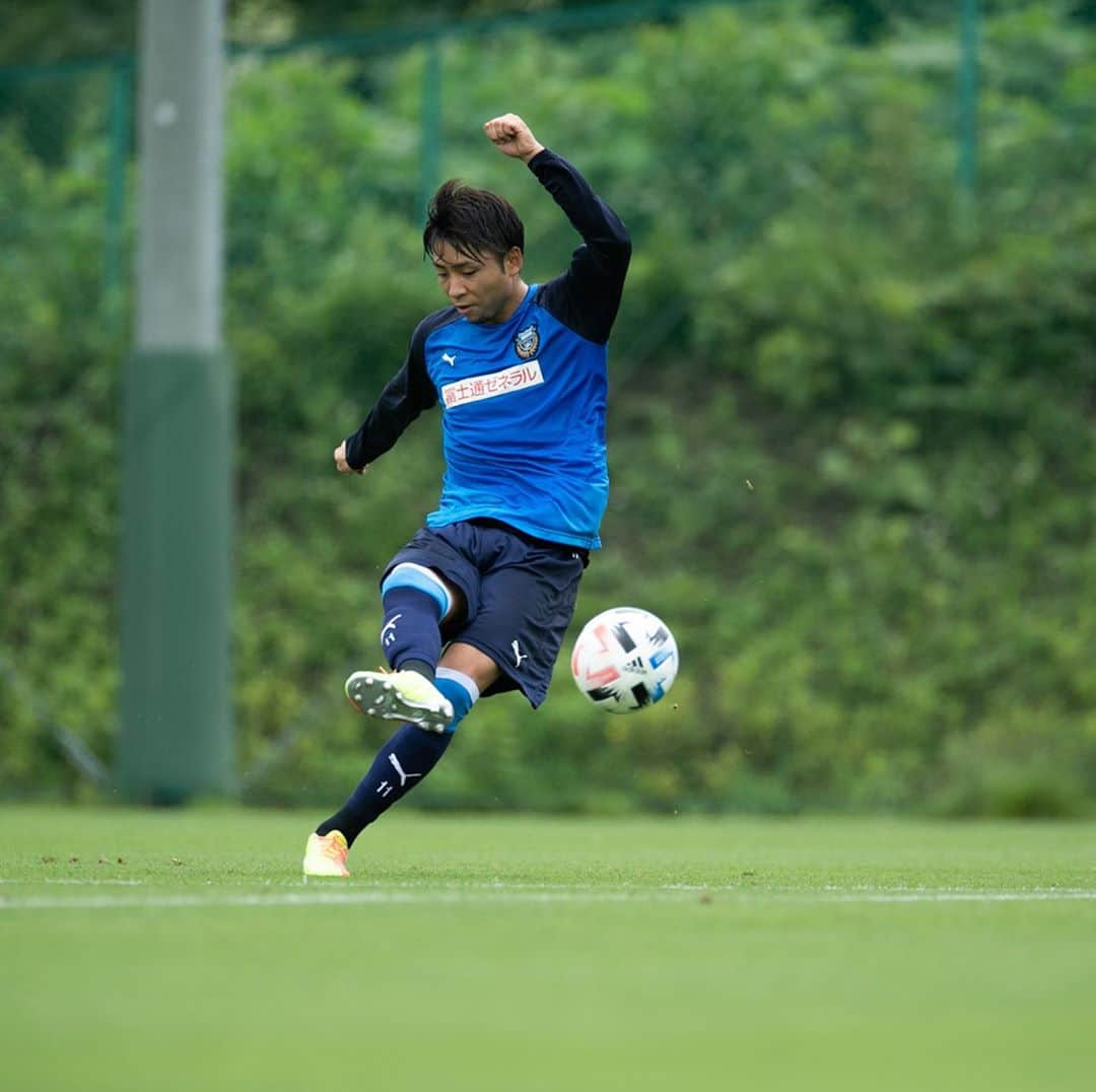 小林悠さんのインスタグラム写真 - (小林悠Instagram)「部分合流⚽️  憲剛さんに続き、僕も今日みんなとボールを蹴ることができました👍⚽️  これからコンディションをあげてチームに貢献できるように頑張ります！  そして今日からリーグ戦が再開します。  たくさんの人の頑張りがあって、こうやって再開できたと思っています。  本当にありがとうございます。  今日の試合もみんなで一つになって応援しましょう！^_^」7月4日 15時41分 - kobayashiyu11