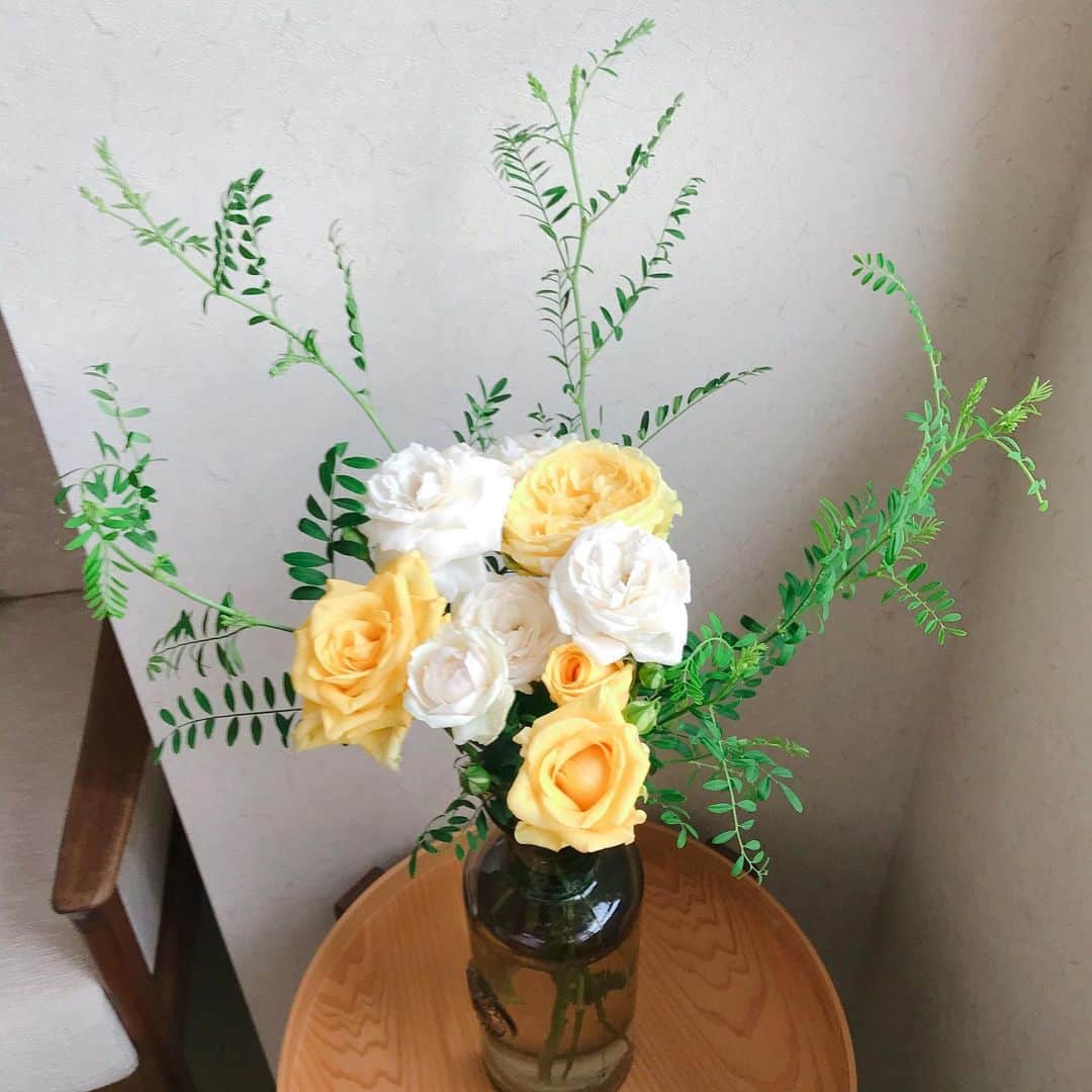 福田葉子さんのインスタグラム写真 - (福田葉子Instagram)「家中を緑化しようと画策中。来週には大量の鉢が運び込まれる予定…。 黄色い薔薇、好きです。あじさいは水盤に浮かべて最後まで楽しみたい。元気な白あじさいは夏っぽくトロピカルMIX！無印の壁にかけられるグリーン、すくすく育ってます。当分、旅や出張もなさそうだし植物を育てたい気持ちがふつふつと。 そんな感じの今週のお花。 #flowers #green #rose #hydrangea #お花　#緑化　#植物　#花のある暮らし #無印良品 #壁にかけられる観葉植物」7月4日 15時42分 - yoyoyokoko