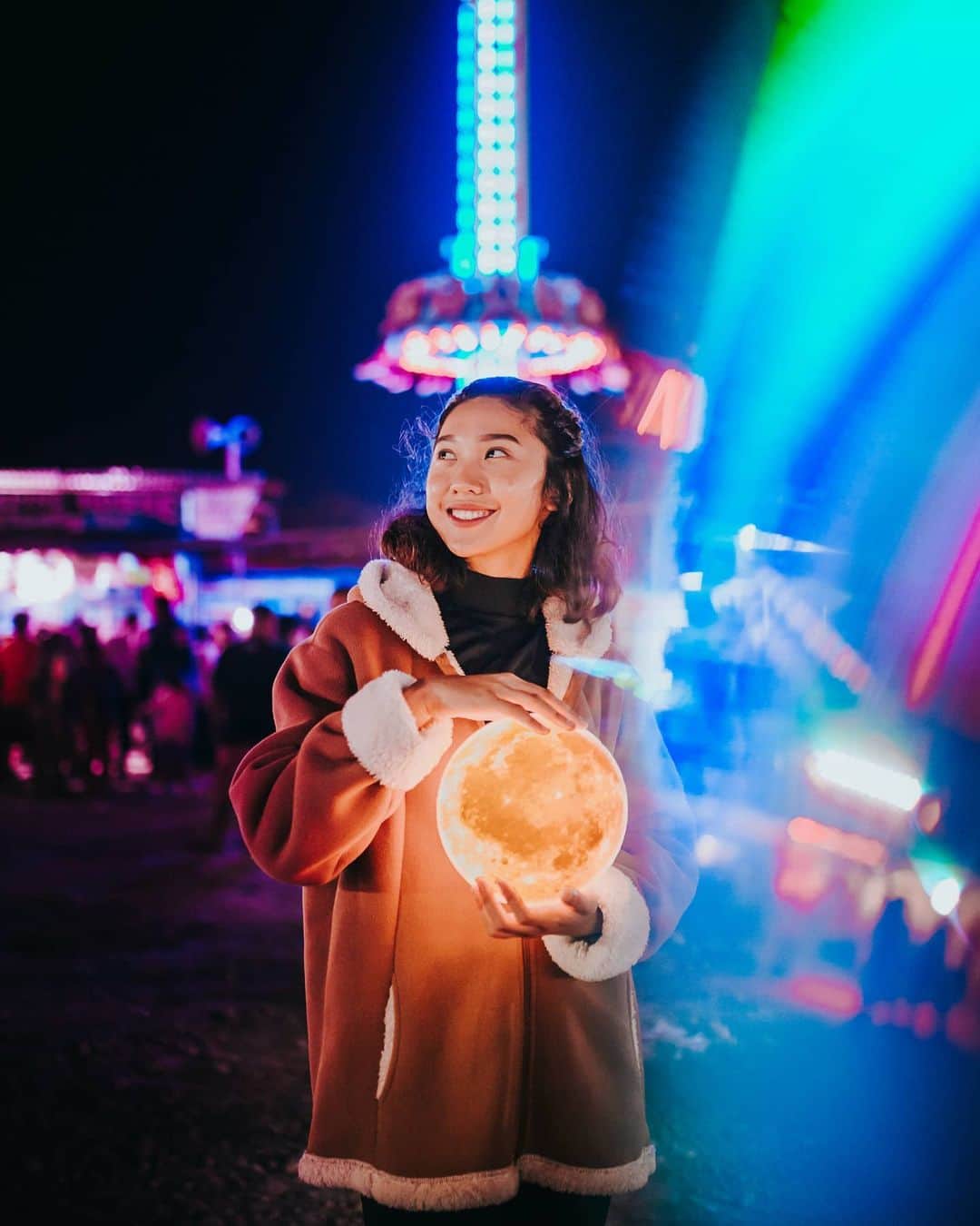 Canon Asiaのインスタグラム：「Bad times are less tough if you remember to see it in a positive light and face it with a smile! An optimistic mindset makes all things possible to overcome - remembering nights of fun rides and neon lights works too 🎡🎇 . 📷 Image by @photogrhalfer shot using the Canon EOS 6D  EF 35mm f/1.4L USM  f/1.4  ISO 2000  1/125s  35mm . Have a photo that made you smile? Tag them with #canonasia or submit them on My Canon Story, link in bio! . #photography #nightphotography #portraits #visualportraits #funfair #canon #composition #inspiration」