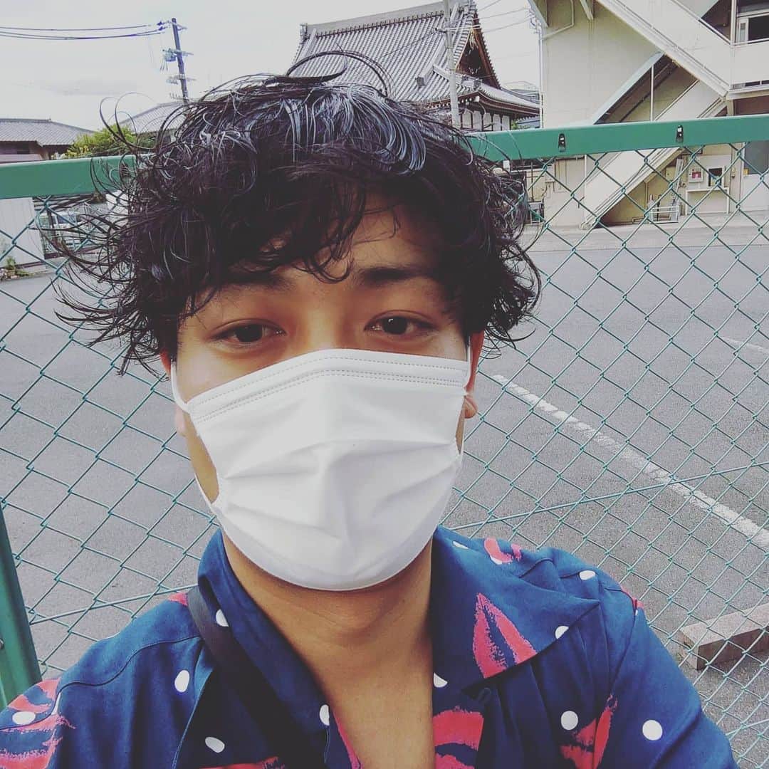 中村昌也のインスタグラム：「愛知でロケ終わりで、大阪へ。。。  親父が入院したからお見舞いに。。。  墓参りもできたし、おかんとも話せたし、 親父は心配だが、、、  充電完了！！やるぞ〜!!  しばらく一人暮しになるおかんへ バジル、アロエ、サボテンセット！」