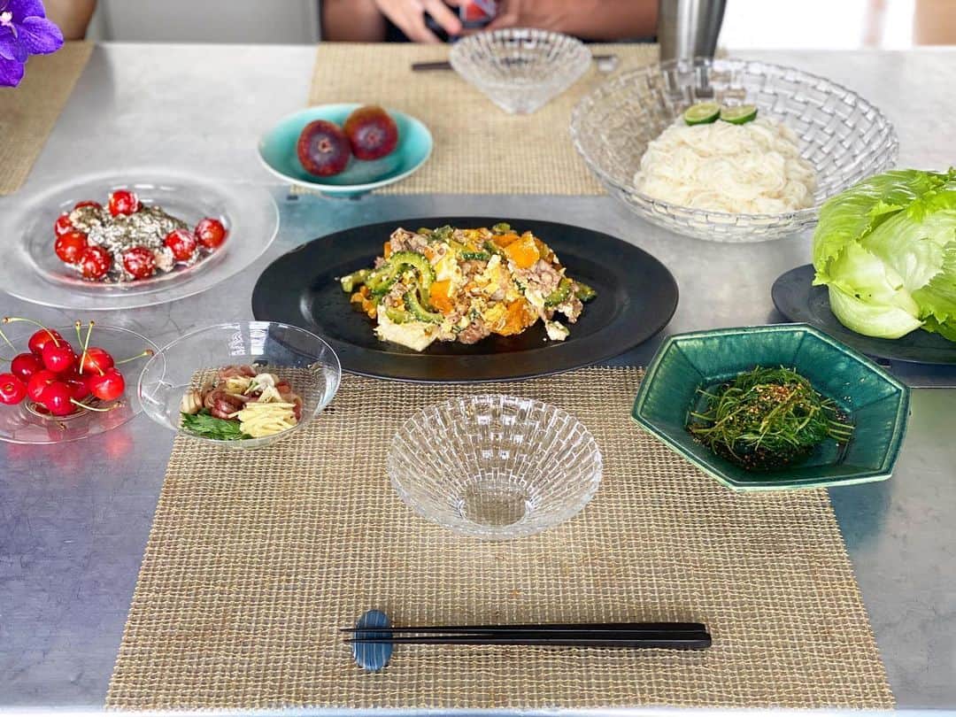 神崎恵さんのインスタグラム写真 - (神崎恵Instagram)「お昼ごはん。 素麺。 ゴーヤチャンプル。 おかひじきの胡麻和え。 とんぶりのツナマヨ和え。 今朝採れレタス。 朝のトレーニング後にスーパーへ行ったら、ふわふわみずみずしいレタスがありました🥬 美味しかった☺︎  #おうちごはん」7月4日 15時53分 - megumi_kanzaki