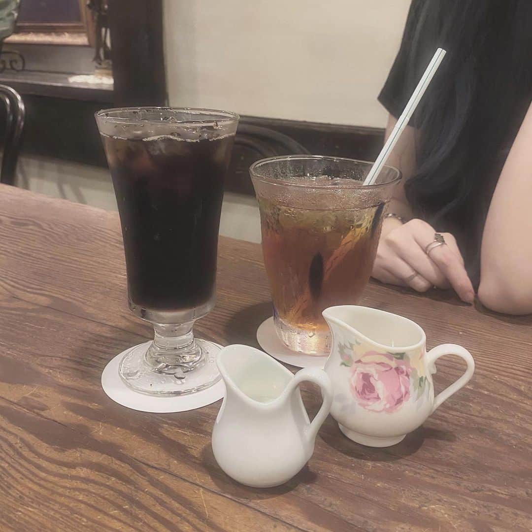 のインスタグラム：「➣ ☕️ 𝐹𝑎𝑣𝑜𝑟𝑖𝑡𝑒 𝐶𝑎𝑓𝑒  1枚目 --- 渋谷 茶亭 羽當 1989年創業の喫茶店。ここの珈琲はブルーボトルコーヒーの創業者であるジェームス・フリーマン氏も絶賛したという絶品です。またホットの飲み物を頼むと毎回来る絵柄が違うのでそんな楽しみもあります。喫煙所が作られていました。  2枚目 --- 表参道 Cafe Les Jeux Grnie 創業1976年のカフェ レ ジュ グルニエは愛用している香水 @diptyque の路面店の向かいにあるのでお買い物ついでに必ず寄るスポットです。ここのオレグラッセが大好きなのですが、今回は夏季限定のカフェグラッセ（アイスコーヒー）にしました。「もうすぐ席でまた煙草吸えるようになるよ」と店員さんが教えてくれたという裏話も。個人的にはトイレにきっと数々のお客さんが勝手に書いたであろう落書きの文字を目で追っては長居してしまいます。  3枚目 --- 新宿 珈琲 タイムス 明るく優雅な気持ちになれる喫茶店とは違って煙草の日がもくもくとしていて客層も独特で一言で表すならばアンダーグラウンド。南口なのに歌舞伎町っぽい。わたしはそこも含めて好き。あ〜この煙たさ喫茶店だなぁと実感できる場所。  4枚目 --- 表参道 ANNIVERSAIRE CAFE アニヴェルセルとはフランス語で“記念日”を意味する言葉。結婚式場に隣接されたカフェでまるでパリのカフェを彷彿させるオープンテラス席がオススメです。本当〜〜〜におパリなの。外観を撮りたかったのですが、人が沢山いたのでテーブルのみの写真ですが、パリジェンヌ気分を味わいたい方は是非 ♥」