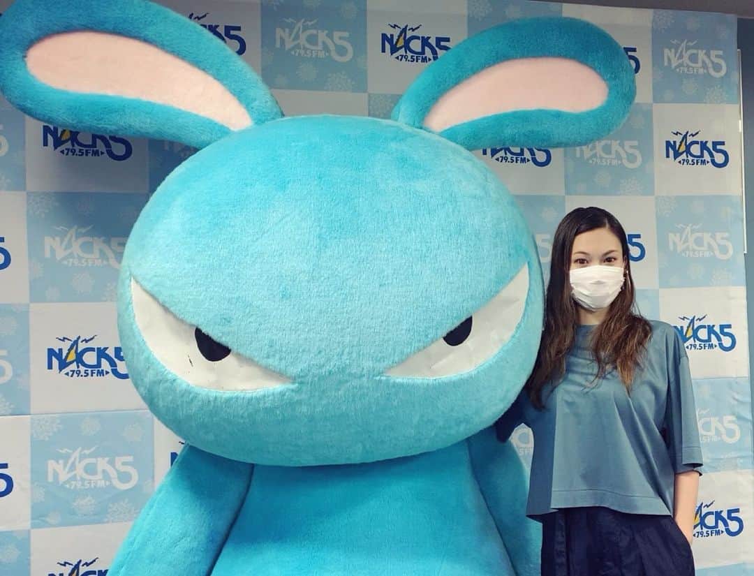 小柳ゆきのインスタグラム：「Nack5「HITS!THE TOWN」とっても楽しかったです〜！ バカボン鬼塚さん有難うございました😄また怪談聞かせてください💀 . . らじっとちゃんと📸 聞いてくれた皆様ありがとでしたーーー✨ . . この後16:50からニッポン放送でNOKKOさんのラジオです✨ NOKKOさんワールド全開で最高でした😊」