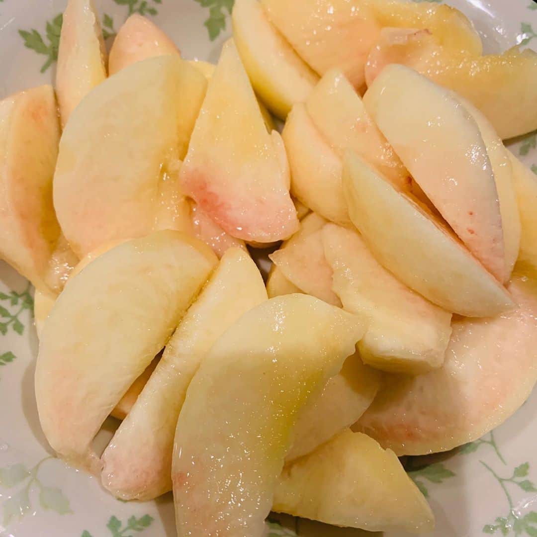 ギャル曽根さんのインスタグラム写真 - (ギャル曽根Instagram)「桃🍑 #果物の中で1番好きです。 #ほとんど娘に食べられました。 #今年は何個食べられるかな？🤔」7月4日 15時59分 - galsone_1204