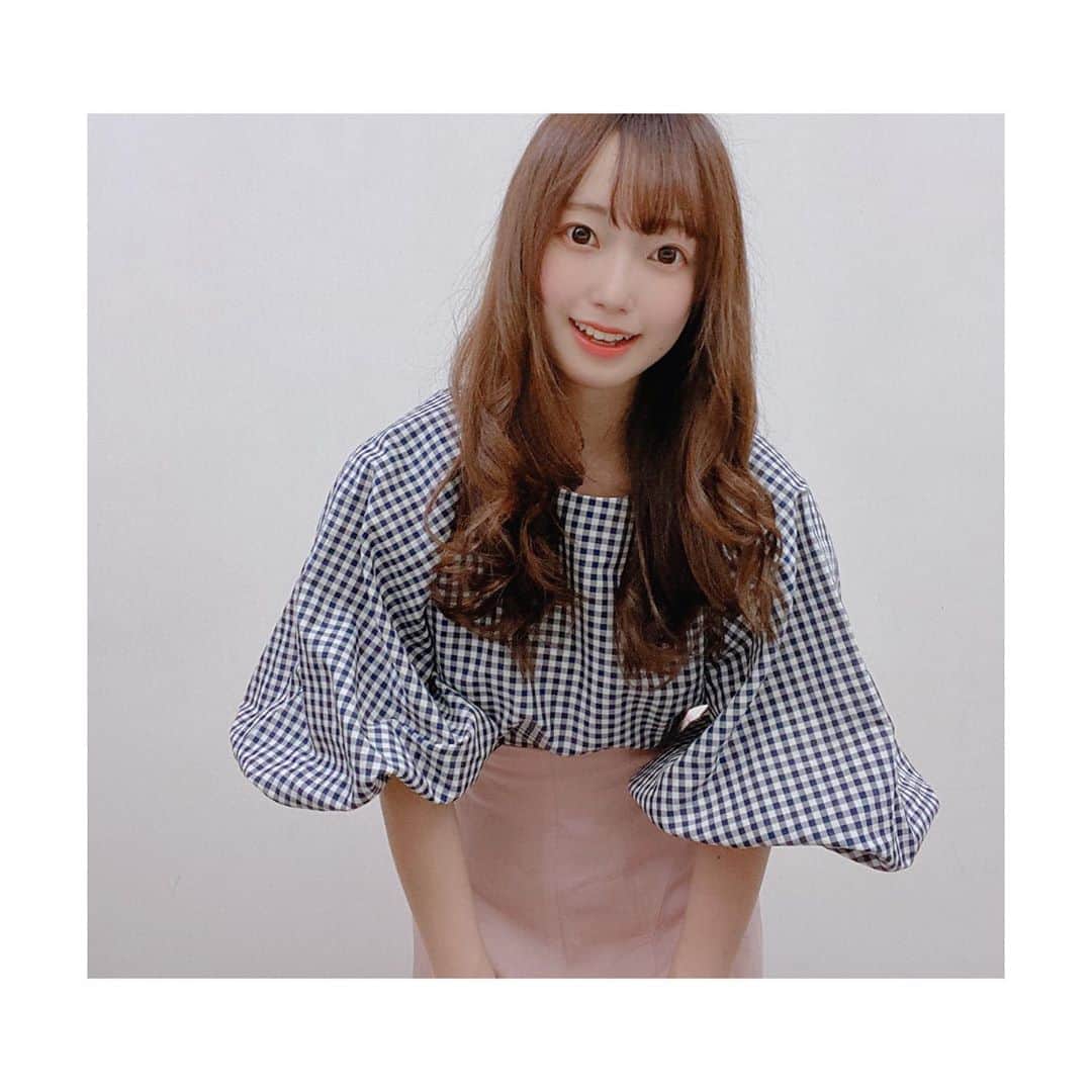 のインスタグラム：「今日のシアワセ気分の衣装はギンガムチェック👚AKB48さんのギンガムチェックという曲を思い出してしまいました🧸💓笑  袖にボリュームがあってとっても可愛かったです✨今年は袖にワンポイントあるものが流行りなのですかね💡 よく見かける気がします☺️！  今週もありがとうございました💐」