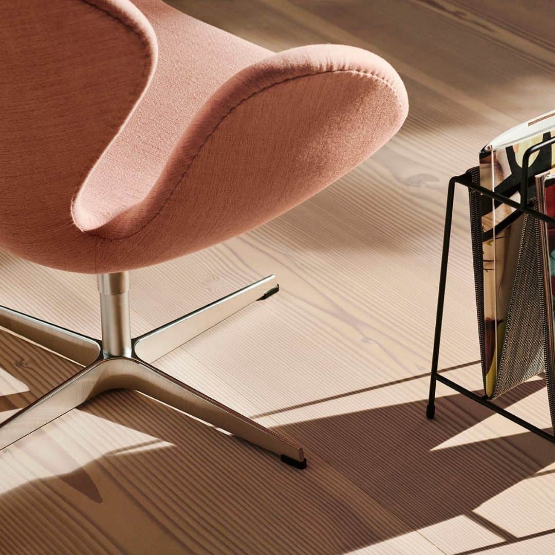 のインスタグラム：「Swan™ Lounge chair - perfect place to relax and enjoy craftsmanship at its best with this hand upholstered lounge chair  Explore more via link in bio  #fritzhansen #swanloungechair #arnejacobsen #danishdesign #danishdesignfurniture #danishdesigner #loungechair #chairs #designchair #프리츠한센 #フリッツハンセン」