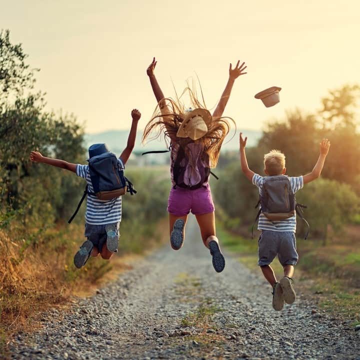 Melvita Officialのインスタグラム：「Driiiiing, l'école est finie ! ⏰  Clap de fin pour cette année scolaire un peu particulière et premier jour des vacances pour nos enfants ☀  #holidays #vacance #summertime #été #lecoleestfinie」
