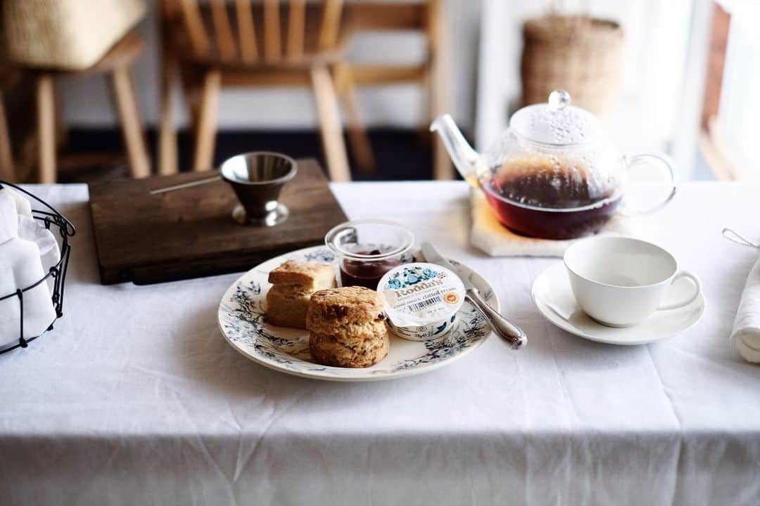maggydaisyのインスタグラム：「_  tea time ☕︎  今日もまた風が強い 雨も心配だなぁ  #teatime #scones #scone #スコーン  #濱岡健太郎 #antiques」