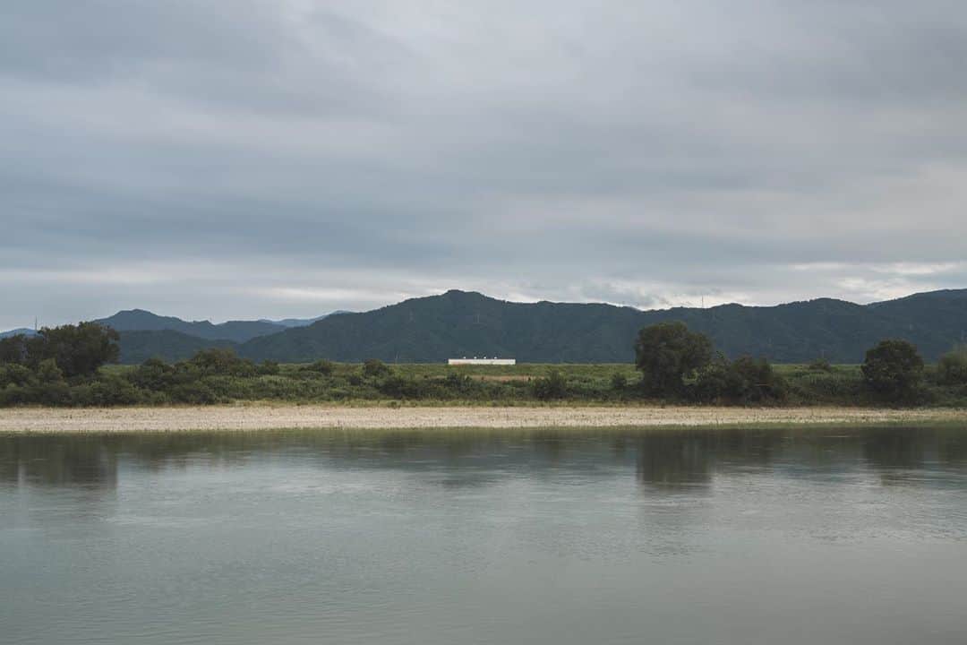 Shinsuke Inoueさんのインスタグラム写真 - (Shinsuke InoueInstagram)「Driving for 1.5km on sandy soil. Setting up a tarp at the dead-end. Photographing nameless plants nonsensically. Just a quiet holiday.  #landcruiserprado #landcruiser #suv #toyota #nature #river #Japan #プラド #ランドクルーザープラド」7月4日 16時08分 - s_n_k
