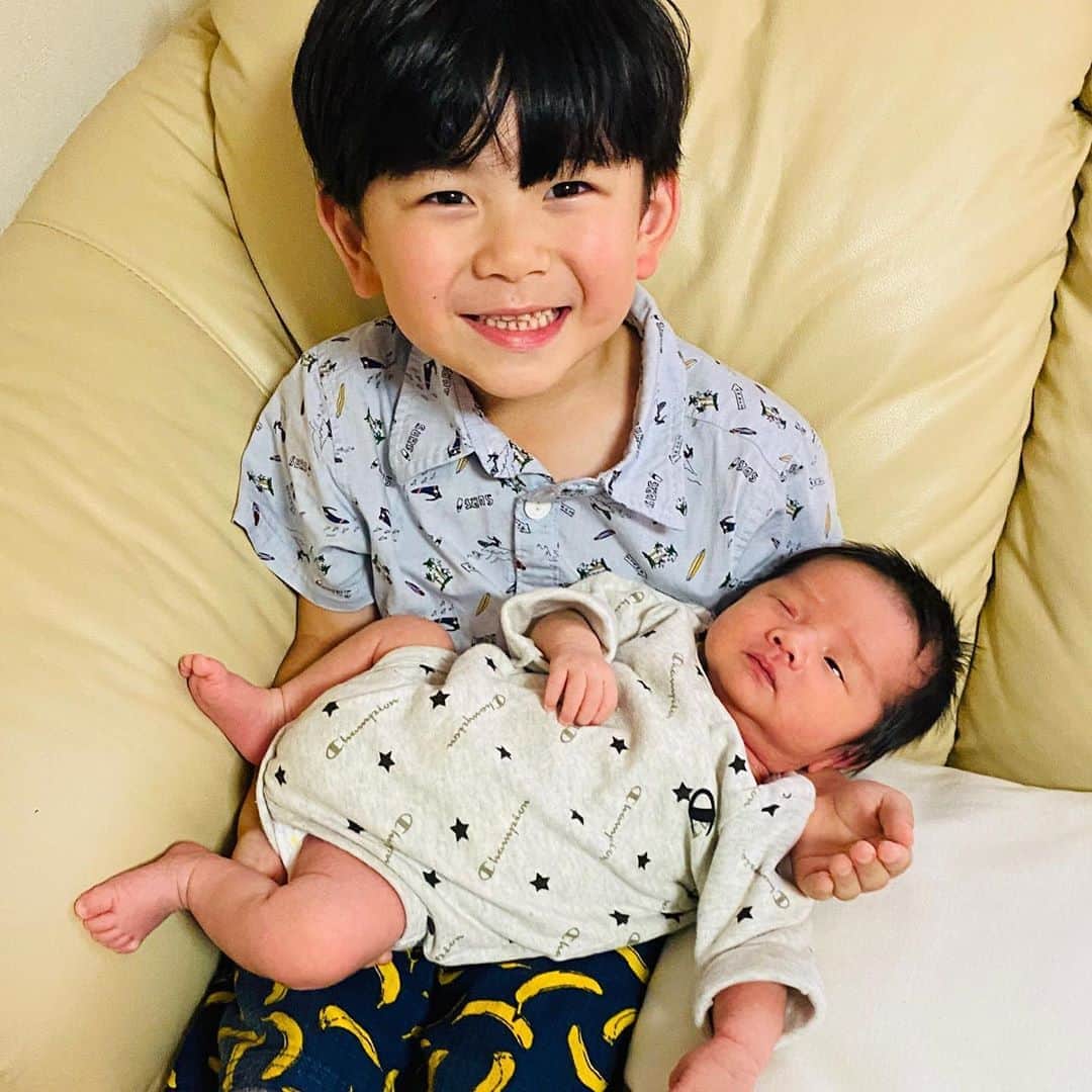 太陽チャンネルのインスタグラム：「きゃわゆたん♡♡♡ . . #新生児 #いい匂い #太陽チャンネル」