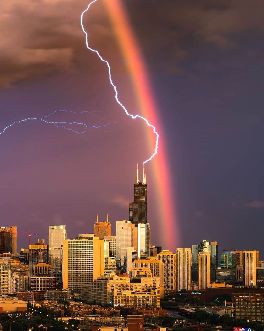 Canon Photographyさんのインスタグラム写真 - (Canon PhotographyInstagram)「I can’t believe another person caught this amazing Lightning + Rainbow combination.  Photography  @mmeyers76 Curated by @steffeneisenacher  #chicago #thunderstorm #lightning #illinois #chicagoillinois #longexposure」7月4日 16時17分 - cpcollectives