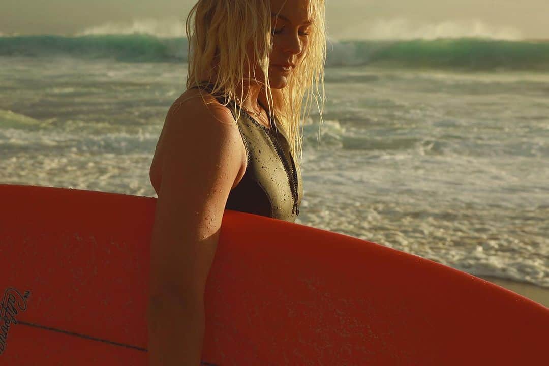 フェリシティー・パルマティアーのインスタグラム：「Afternoon glow with @loveinmargs」