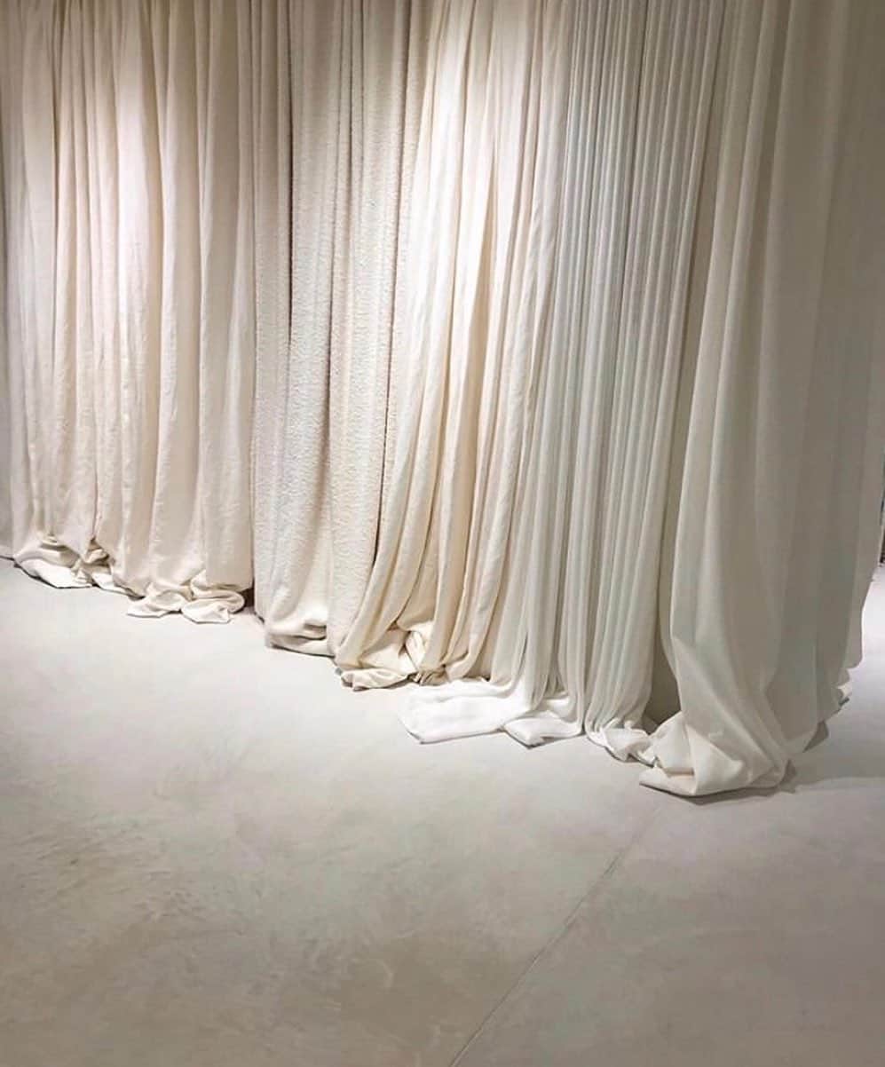 エステルデヴェのインスタグラム：「Cloud-like curtains.. image via @thevillacph」