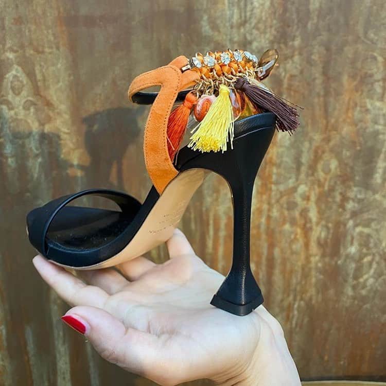 のインスタグラム：「Non importa quante paia di scarpe abbia una donna... se le chiedi perché ne compra un altro, la sua risposta sarà sempre perché mi serve 😃 @mony__shoes grazie per la foto. #giannimarra #madeinitaly #highheels #heels #platgorm #fashion #style #stylish#cute #photooftheday #tall #beauty #beautiful #instafashion #girl #girls #model #shoes #styles #outfit #instaheels #fashionshoes #shoelover #instashoes #highheelshoes #trendy #heelsaddict #loveheels #iloveheels #shoestagram」