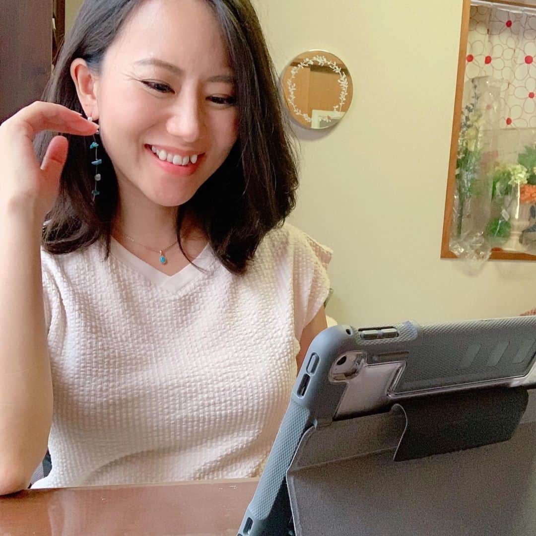 長嶺菜菜子のインスタグラム：「﻿ 前も投稿したネイティブキャンプ👩🏽‍🏫﻿ ﻿ @nativecamp  オンライン英会話レッスンのことね☝️﻿ ﻿ ﻿ 英語勉強しよう！と何回目標立てて続かなかったことか🙉🙊🙈﻿ ﻿ ﻿ 今回はまだ続いている方👻👻﻿ サボるときも多いけどさ🤫﻿ ﻿ ﻿ ﻿ 私が思うネイティブキャンプの良さは3つ﻿ ﻿ ﻿ ☑︎レッスン時間が30分🕛﻿ 長すぎると疲れるからこれくらいがありがたいのさ🤣﻿ ﻿ ﻿ ☑︎講師の国籍が様々で大人数🌍﻿ フィリピン、ナイジェリア、アメリカ、カナダ、オーストラリア、他多数。﻿ 毎回先生を選ぶ楽しさもある！﻿ ﻿ ﻿ ☑︎レッスン量の豊富さ✏️﻿ ちょーちょー初心者🔰向けのレッスンから、もちろんビジネコース、日常英会話コース、英検やTOEIC対策など。﻿ ﻿ テキストを見ながらやるから、安心して受けれる🙏🙏﻿ ﻿ ﻿ ﻿ 私はまだまだ緊張するから初心者コース👩🏽‍🏫﻿ ﻿ ﻿ 単数系と複数形、久々に中学の時に学んだ英語を思い出した😁﻿ 　﻿ ﻿ 動画撮ったけど、音声入ってないや🙄﻿ 雰囲気だけこんな感じって読み取ってね😂🙏﻿ ﻿ ﻿ 1分でも5分でも﻿ 毎日コツコツ継続して英語に触れることが大事だね。﻿ ﻿ ﻿ そんなこんなで、また頑張って1日1回は最低レッスン受けよ🥴﻿ ﻿ ─︎─︎─︎─︎─︎─︎─︎─︎─︎─︎﻿ 7日間無料トライアルできるみたいだから気になる人は見てみて🙌﻿ @nativecamp  ─︎─︎─︎─︎─︎─︎─︎─︎─︎─︎﻿ ﻿ #ネイティブキャンプ #オンライン英会話﻿ #英会話 #英会話レッスン #オンラインレッスン﻿ #英会話勉強中 #アメリカ留学 #留学﻿ #海外留学 #留学生活 #語学留学 #留学準備」