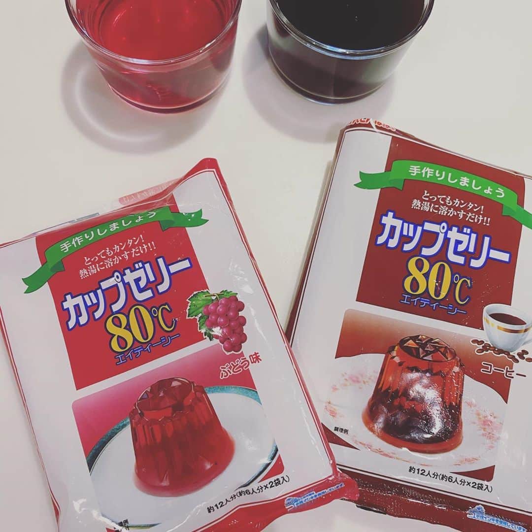 畑野ひろ子のインスタグラム：「私が子供の頃にも食べてたゼリー、懐かしくて最近ハマってます😆 熱湯に溶かして冷やすだけで出来ちゃうのも嬉しい簡単おやつ❤️ コーヒーゼリーの方は、ホイップをのせて🥰 #かんてんパパ」