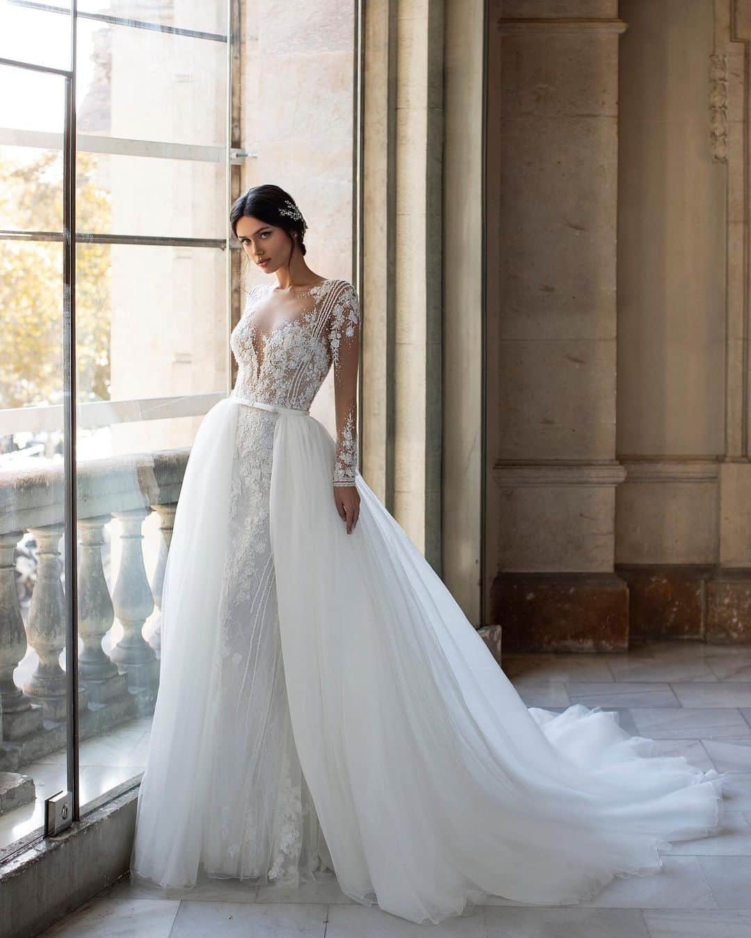 Pronoviasさんのインスタグラム写真 - (PronoviasInstagram)「1920s-inpired évassée style in handmade lace. Accessorize the Pickford dress with an overskirt for a grand down-the-aisle entrance. #PronoviasPrivée #Pronovias  Inspirado en la década de 1920, el vestido Pickford está confeccionado con delicado encaje hecho a mano. Complementalo con una sobrefalda para darle el volumen extra perfecto para una gran entrada nupcial.」7月4日 16時29分 - pronovias