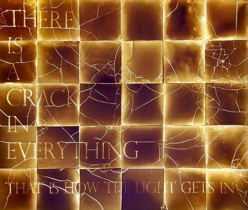 デイジー・ロウのインスタグラム：「Saturday morning musings inspired by @marthafreud beautiful light box of the treasured #leonardcohen quote ♥️💫」