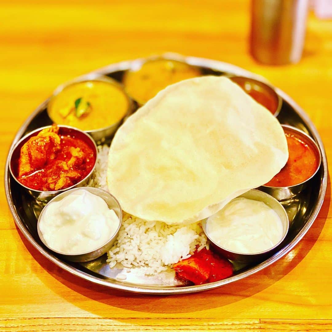 のインスタグラム：「#経堂 の #南インド料理 「 #スリマンガラム 」で、#ノンベジミールス #チキンカレー ヴァージョンを。」