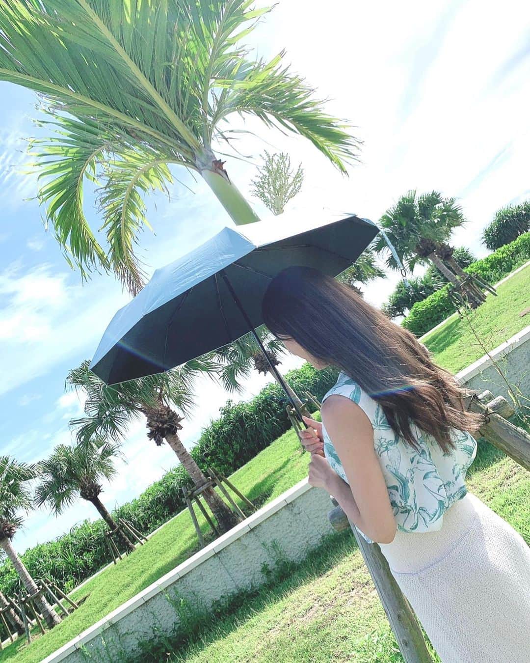 ひかりさんのインスタグラム写真 - (ひかりInstagram)「ゴルフの時以外はやけたくないから日焼け対策で日焼け止め➕日傘で火に浴びない様にしてる🥺☀️ 年々紫外線が酷くなってる気がする🥺！ 焼けたくないよ〜🥺 . . この日傘、雨、UVカット兼用だから梅雨、夏の時期は凄く便利✨ ソルシェードで見てみてね✨ @taiga_press #solshade #ソルシェード #折り畳み傘 #日傘 #紫外線対策 #晴雨兼用傘 #pr#日焼け対策#美容#美容女子#美容好き#美容好きな人と繋がりたい」7月4日 16時38分 - piiiiiii_k
