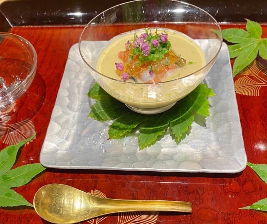 香西かおりのインスタグラム：「. 大阪のミシュランのお店。 水茄子の摺り流しも ジュンサイを添えた真薯も美味しすぎて。 食事に合わせて日本酒も頂きました。 近頃の日本酒はラベルが洒落ています、 またご紹介します😊 . #摺り流し #真薯 #香西かおり #飯スタグラム」