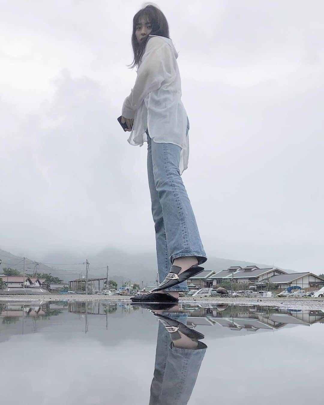 井手上漠さんのインスタグラム写真 - (井手上漠Instagram)「雨水をためるための凹み#ミズタマリ」7月4日 16時48分 - baaaakuuuu