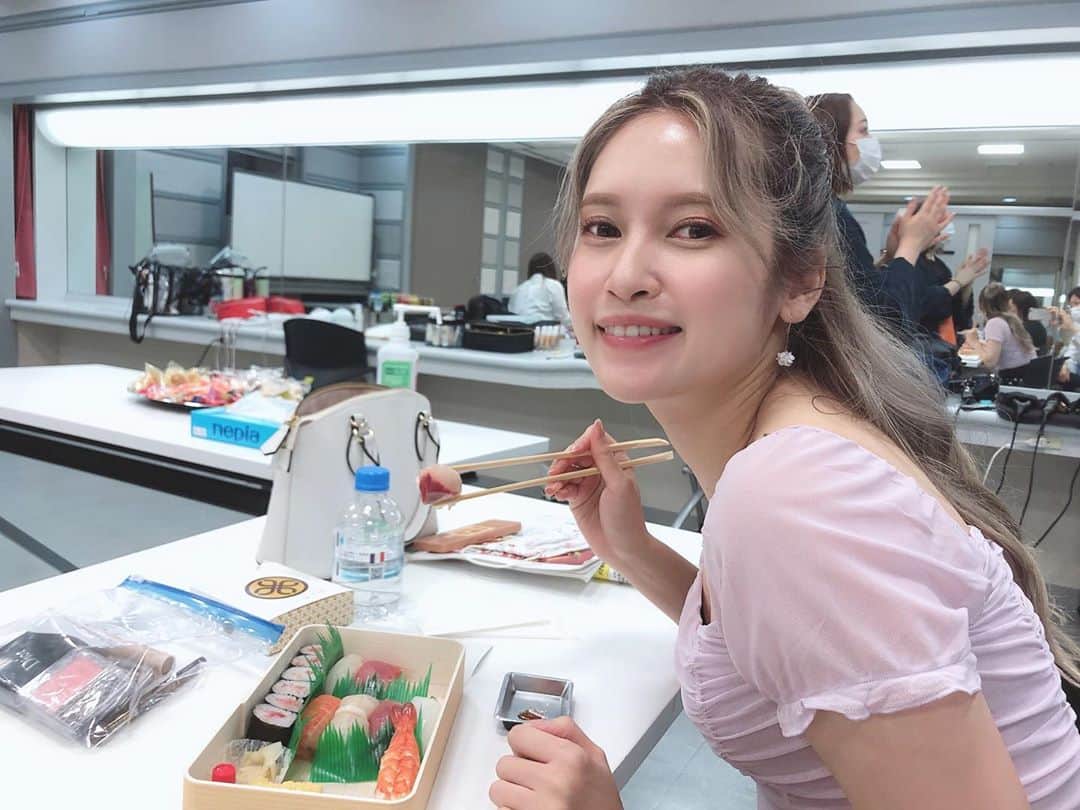のインスタグラム：「中居さんから頂いたお寿司が 美味しすぎた🍣🍣🍣🍣 ご馳走様でした✨お寿司だいすき！  #夜なラブ #中居大輔と本田翼と夜な夜なラブ子さん #tbs #🍣」