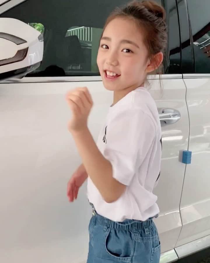 ウンチェのインスタグラム：「. 신나는 옛날 노래 틀어달래서  틀어줬더니 귀에 쏙쏙이지 ?🎶  신나게 흔들어대더니 뭐였더라?🙄 - - - - #손담비 #토요일밤에 #때마침 #오늘 #토요일 #깨방정 #깨발랄 #일상 #daily #딸스타그램  #키즈모델 #주니어모델 #아역배우 #이은채」