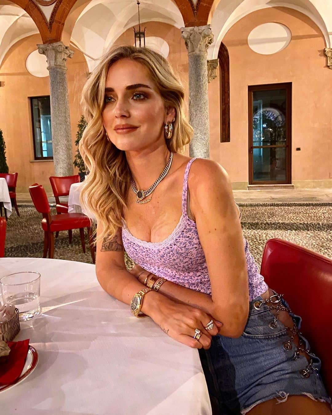 キアラ・フェラーニさんのインスタグラム写真 - (キアラ・フェラーニInstagram)「Summer nights eating outside make me so happy ❤️」7月4日 16時46分 - chiaraferragni