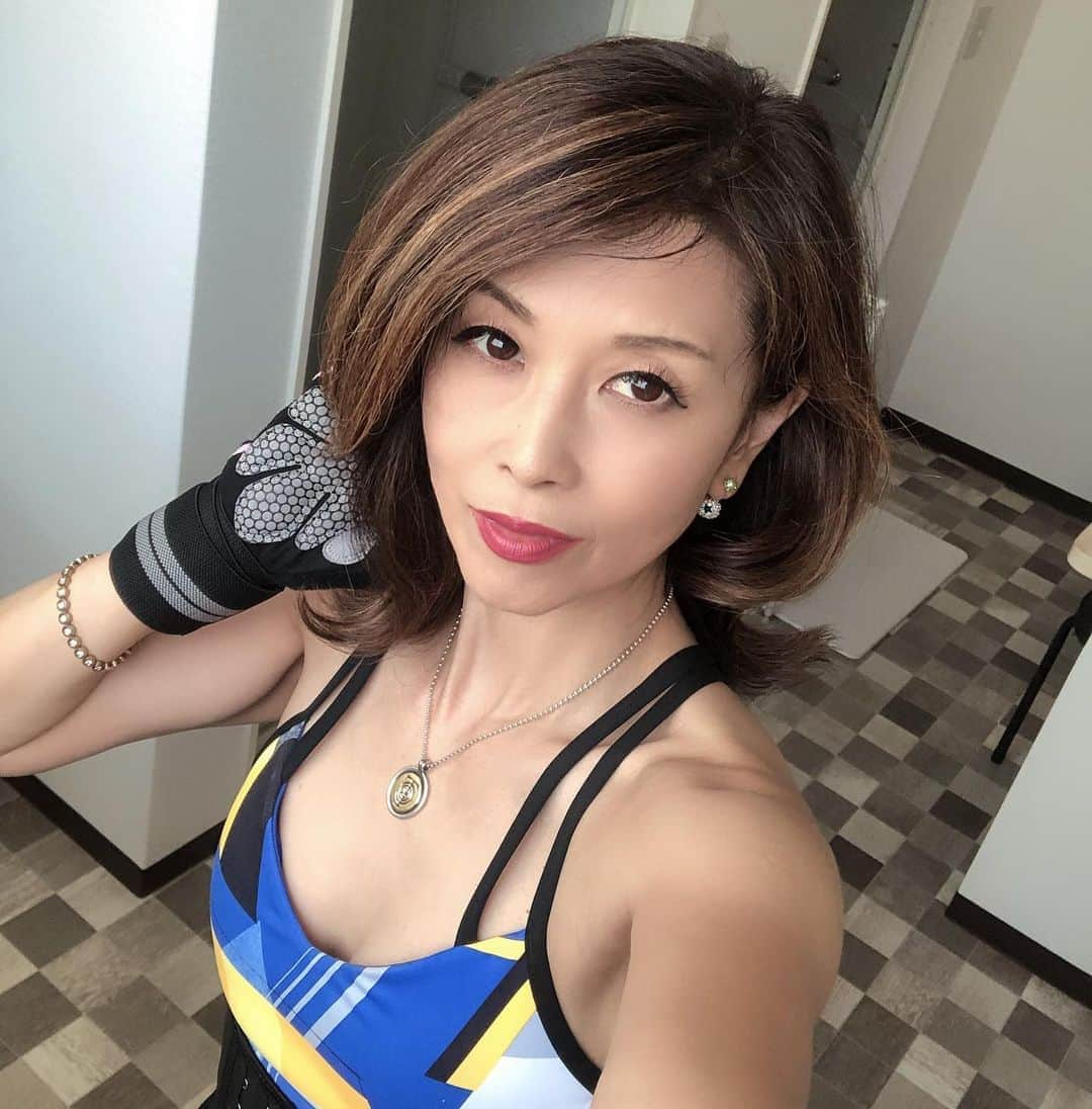 Naoko（なおこ）さんのインスタグラム写真 - (Naoko（なおこ）Instagram)「🏋️‍♀️ 🏋️‍♀️ . アカレンジャー🔴🙃 からの〜 アオレンジャー🔵🙄 . トゥッ！✨💫 . . . . 我が家は レンジャーじゃなくて アギト派でした🧐 . . . 毎週どこの 仮面ライダーショーでも 一番前を陣取ったなー 😑 懐かしい . . . . . . #筋トレ#筋トレ女子 #筋トレ女子と繋がりたい #美ボディ#筋トレダイエット#50代の筋トレ#トレーニング #ワークアウト #トレーニングウェア#ダイエット#美尻 #アンチエイジング #マッチョ#Housemusic#bodymake#training#trainingwomen#workout#gym#anytime#pro.fit.kumamoto #m2gymkumamoto」7月4日 16時47分 - smile_naohibi