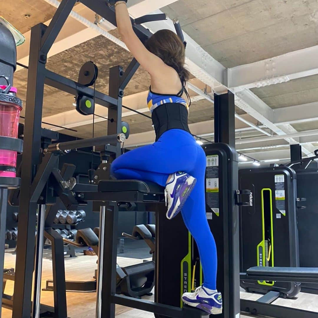 Naoko（なおこ）さんのインスタグラム写真 - (Naoko（なおこ）Instagram)「🏋️‍♀️ 🏋️‍♀️ . アカレンジャー🔴🙃 からの〜 アオレンジャー🔵🙄 . トゥッ！✨💫 . . . . 我が家は レンジャーじゃなくて アギト派でした🧐 . . . 毎週どこの 仮面ライダーショーでも 一番前を陣取ったなー 😑 懐かしい . . . . . . #筋トレ#筋トレ女子 #筋トレ女子と繋がりたい #美ボディ#筋トレダイエット#50代の筋トレ#トレーニング #ワークアウト #トレーニングウェア#ダイエット#美尻 #アンチエイジング #マッチョ#Housemusic#bodymake#training#trainingwomen#workout#gym#anytime#pro.fit.kumamoto #m2gymkumamoto」7月4日 16時47分 - smile_naohibi