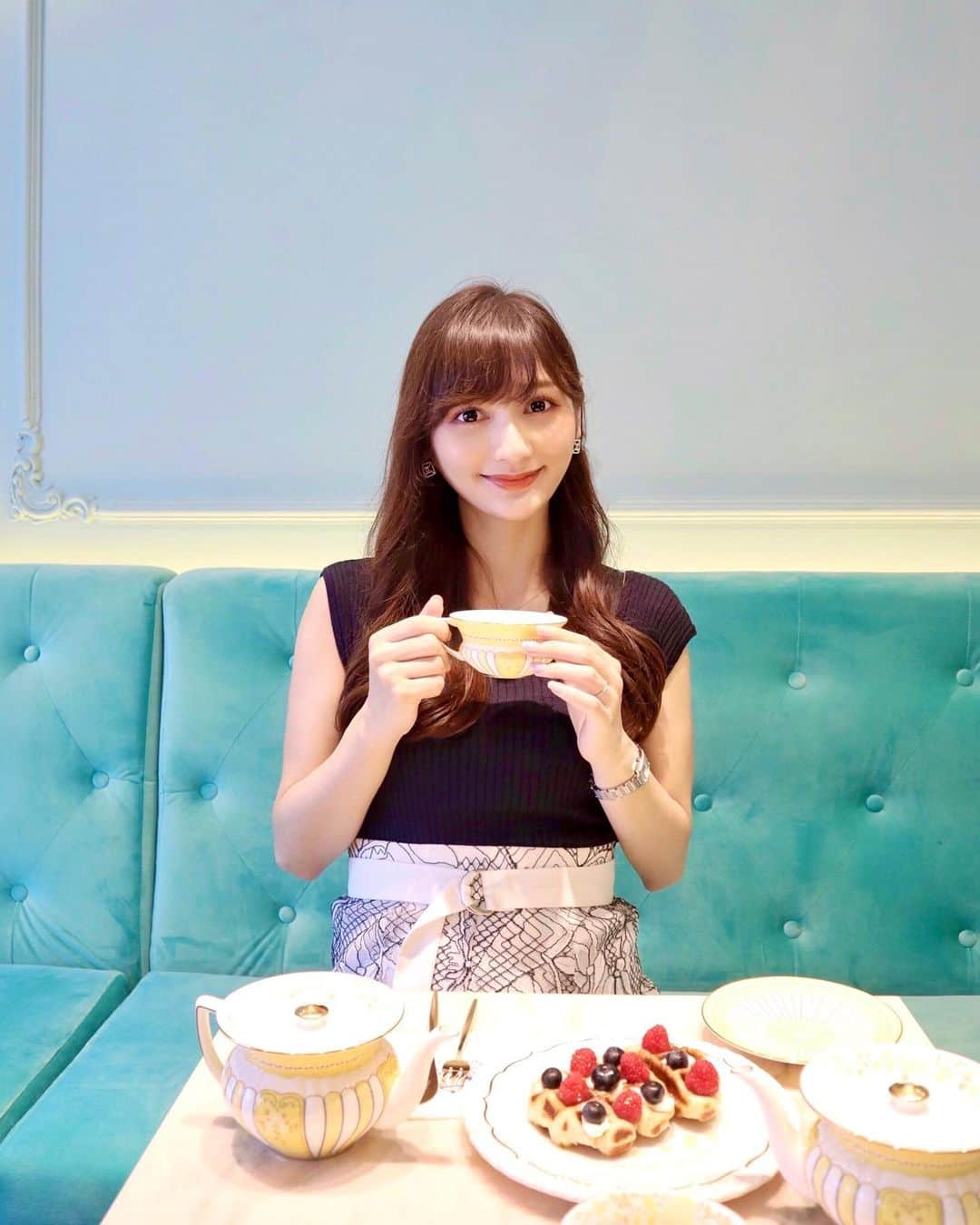 加藤瑠美さんのインスタグラム写真 - (加藤瑠美Instagram)「先日検診の帰りにママとお茶☕️💕 最近インスタでよく見かける【Salon de Louis】の2号店にふらりと寄ってみました🐰 ワッフルがサクフワでとっても美味しかった🧇  1号店は大理石とホワイトって感じで、2号店はピンクとブルーって感じ💗💙 平日だったからか予約していなくてもスッと入れたよ✨ アフタヌーンティーをするには前日13時までの予約が必要みたい💡  📍Salon de Louis 2 港区南青山3-15-15 03-6812-9161 @salon_de_louis2  #Salondelouis#Salondelouis2#rubi__restaurant#instafood#instagood#happy#omotesando#cafe#aoyama#マタニティーライフ#ぷんにーらいふ#妊娠7ヶ月#初マタ#マタニティファッション#プレママ#第一子妊娠中#表参道カフェ#表参道#青山カフェ#東京カフェ#東京カフェ巡り#韓国カフェ」7月4日 16時58分 - katorubi