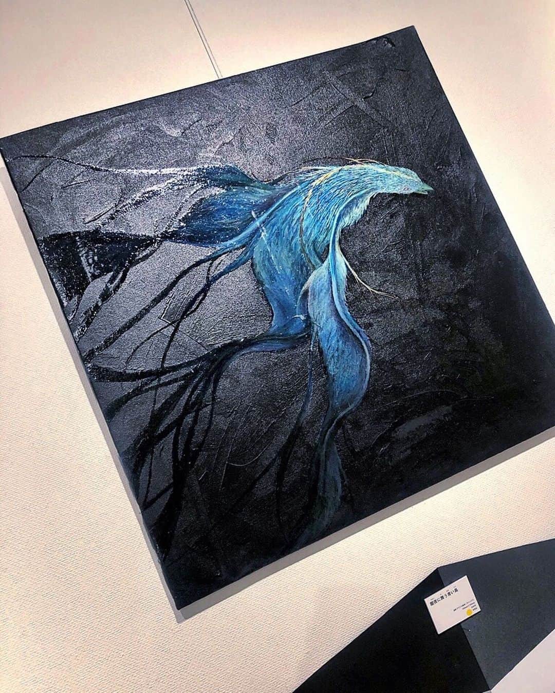 安座間美優さんのインスタグラム写真 - (安座間美優Instagram)「「箱の中の自由」 アナログアーティスト国松飛龍さんの個展に昨日行ってきました！ 美しく、そして力強い鳥たちの作品の数々に引き込まれた…🕊  2枚目の写真の青い鳥の絵は、DAIGOさんがボーカルのBREAKERZのCD・MVに使用されているもの(3枚目) かっくいぃぃぃ💙  展示は明日5日までやっているみたいです✨  #国松飛龍#アナログアーティスト#闇夜に舞う青い鳥#BREAKERZ」7月4日 16時52分 - mew_azama