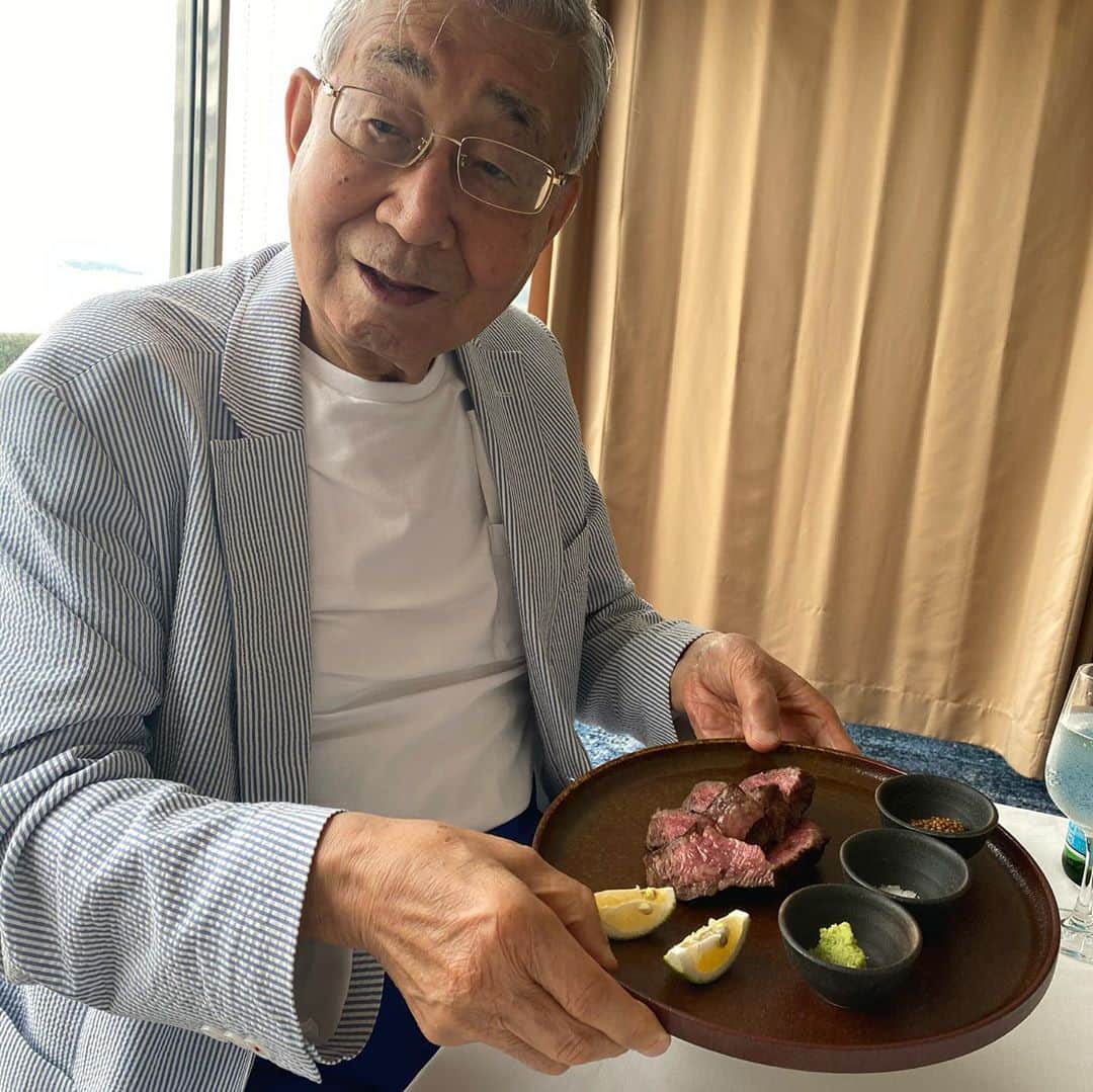 高嶋ちさ子さんのインスタグラム写真 - (高嶋ちさ子Instagram)「久々にみっちゃんと父を乗せてドライブ。最高の景色に最高のお料理、そして高嶋音楽事務所(父の会社)のアーティストも合流して、楽しいランチでした。 最後はガソリンがなくなりかけ、大騒ぎと言うオチまでつき… 相変わらずの高嶋家でした。 @mino_kabasawa  @yamadashimai」7月4日 16時55分 - chisakotakashima