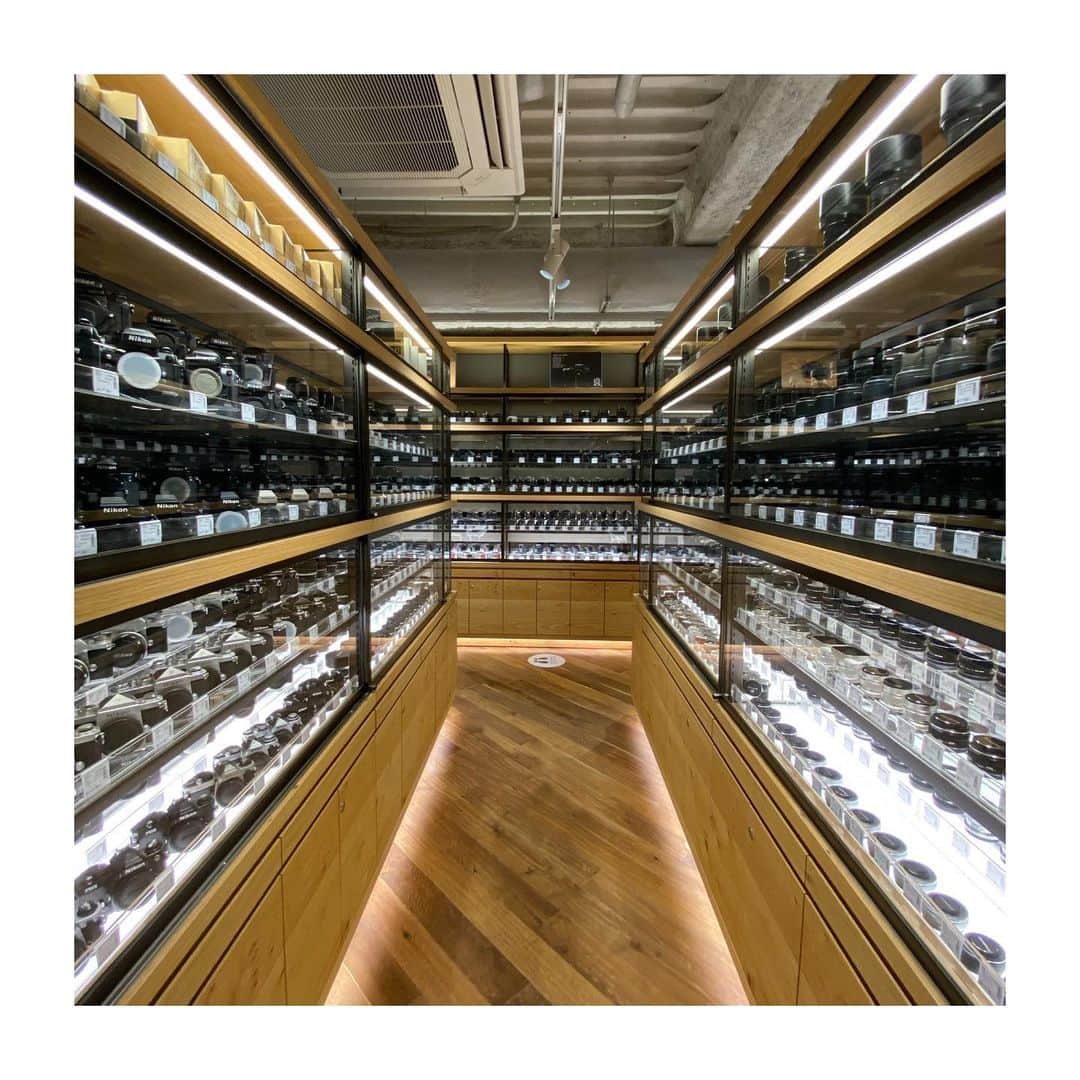 HiRAO INCのインスタグラム：「. KITAMURA 北村写真機店  カメラの聖地　新宿に　 谷川 @junjitanigawa がプロデュースした 写真とカメラにまつわるライフスタイル提案を行う 新しい専門店「新宿 北村写真機店」がオープン  感動するな、これには。  カメラ売り場は、新品にユーズド、さらに、ヴィンテージを含めたカメラ、レンズの品揃えが常時約6,000点以上と世界でも有数の在庫量を誇る。 そもそも同じ機種がずらりと並ぶ光景は カメラ好きにはたまらないそう  カメラとレンズを「新作×ヴィンテージ」で組み合わせることも可能。  「カメララウンジ」には、Leicaをはじめとする希少価値の高い銘機が展示されてます。 谷川、買ってしまってました。 かうよね、これは。  ギャラリーでは、蜷川実花ちゃんの展覧会「千紫万紅」を開催中  必見だよ」
