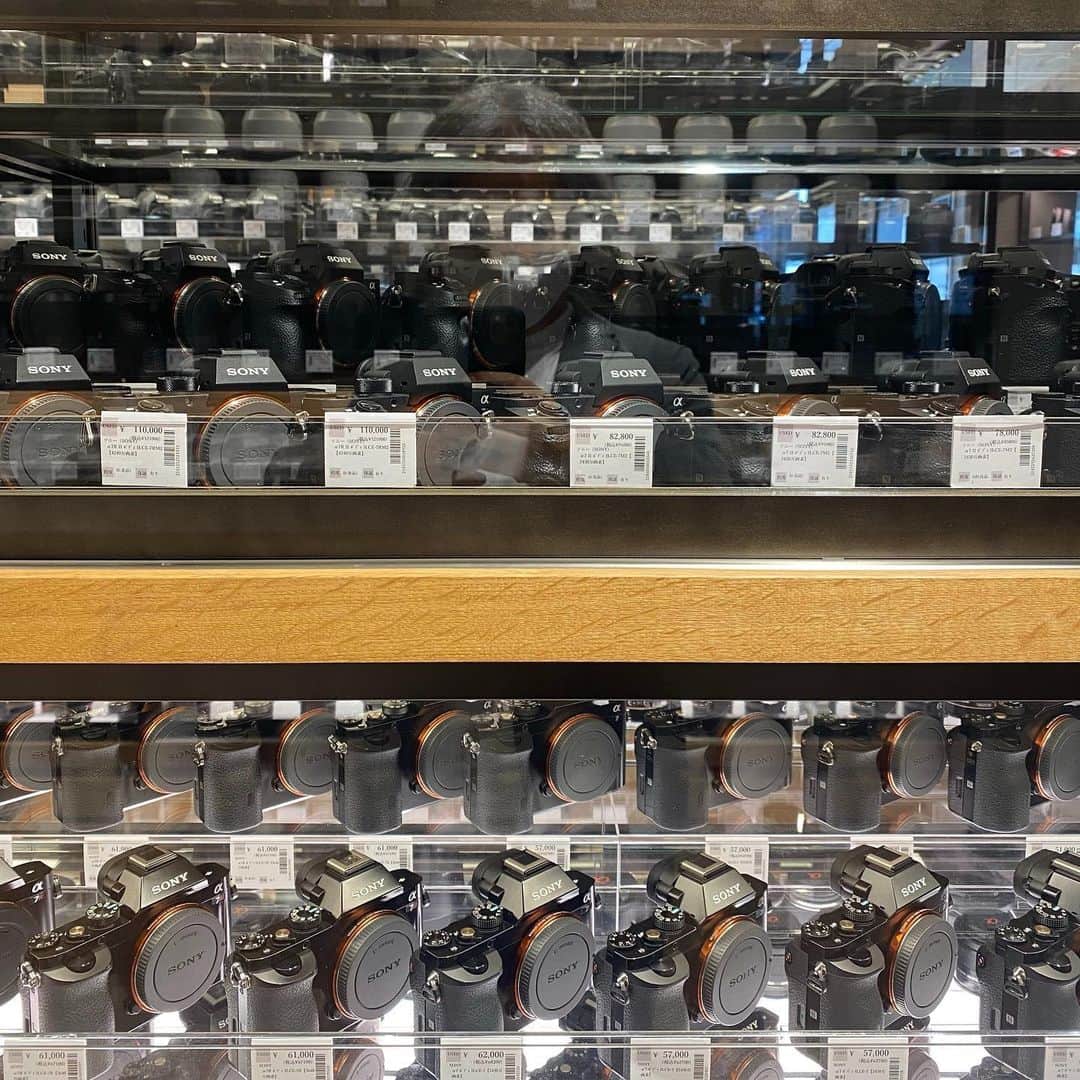 HiRAO INCさんのインスタグラム写真 - (HiRAO INCInstagram)「. KITAMURA 北村写真機店  カメラの聖地　新宿に　 谷川 @junjitanigawa がプロデュースした 写真とカメラにまつわるライフスタイル提案を行う 新しい専門店「新宿 北村写真機店」がオープン  感動するな、これには。  カメラ売り場は、新品にユーズド、さらに、ヴィンテージを含めたカメラ、レンズの品揃えが常時約6,000点以上と世界でも有数の在庫量を誇る。 そもそも同じ機種がずらりと並ぶ光景は カメラ好きにはたまらないそう  カメラとレンズを「新作×ヴィンテージ」で組み合わせることも可能。  「カメララウンジ」には、Leicaをはじめとする希少価値の高い銘機が展示されてます。 谷川、買ってしまってました。 かうよね、これは。  ギャラリーでは、蜷川実花ちゃんの展覧会「千紫万紅」を開催中  必見だよ」7月4日 16時56分 - kayokohirao