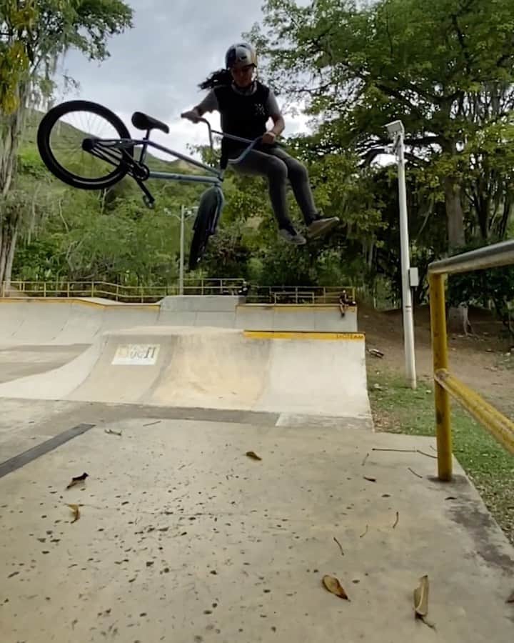 レッドブルのインスタグラム：「so slick you need two angles to see the trick 🤩  catch Queensaray and her twin sister Lizsurly in the lastest season of The Way of The Wildcard ~link in bio~  🚲 : @bmx_queensaray  #redbull #givesyouwings #bmx #fromwhereiride #tricks」