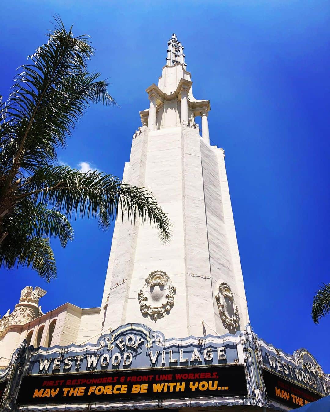 カリフォルニアスタイルのインスタグラム：「Westwoodに1931年に建てられて以来、UCLAの学生にも90年間に渡り親しまれてきたFox Theater。 今はCOVID-19と最先端で戦う人達に向け、Jediからのメッセージを発信している。 MAY THE FORCE BE WITH YOU...  #thxrio😋  @foxwestwoodvillage #californiastyle #california #californiadreaming #socal #westwood #hollywood #losangeles #ucla #universityofcalifornia #movies #カリフォルニアスタイル #カリフォルニア #大学 #映画 #スターウォーズ #starwars #jedi #maytheforcebewithyou #ジェダイ #メイザフォースビーウィズユー #カリフォルニア大学 #カリフォルニア大学ロサンゼルス校 #フォース #force #jedimaster #lukeskywalker #darthvader #obiwankenobi #moviefansart」