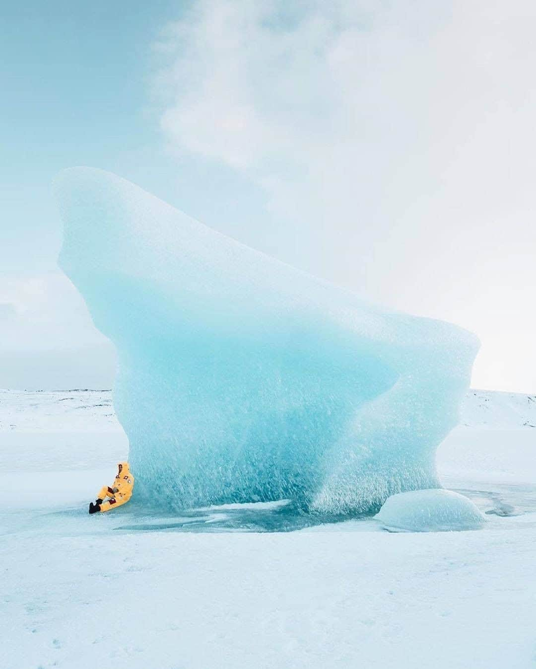 Discover Earthさんのインスタグラム写真 - (Discover EarthInstagram)「🇮🇸 #discovericeland with @andrewling & @connorsurdi : " #HelloFrom #Iceland. A place where you can see some of the most beautiful, natural sculptures in the world. A truly, humbling place. "」7月4日 17時00分 - discoverearth