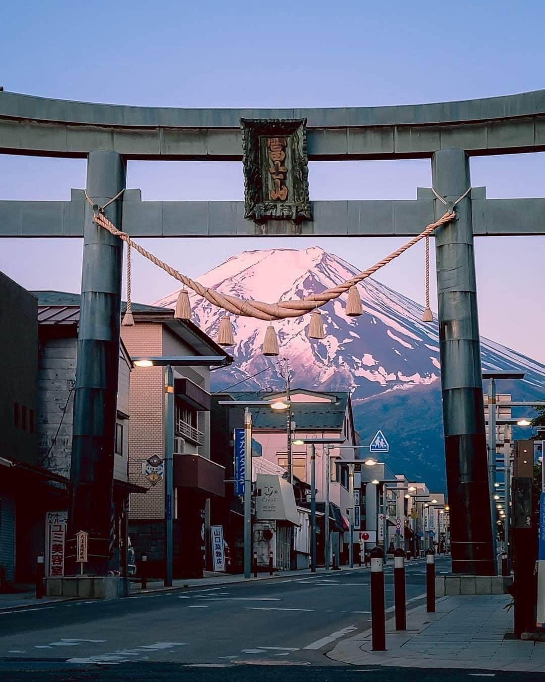 Galaxy Mobile Japanさんのインスタグラム写真 - (Galaxy Mobile JapanInstagram)「鳥居から覗く、雄大な富士山を #GalaxyS20 5G で撮影しました🗻撮影のポイントはこちら↓ 「撮影する時間帯と天気を意識しています。今回は、早起きして『朝の富士山』の頭に光があたり、赤富士になるタイミングを狙いました。」 皆さんは、いつ・どこから撮影する富士山が好きですか？ぜひコメントで教えてください💬 📸#GalaxyS20 5G #withGalaxy Photo by @_deepsky ・ ・ ・ #Galaxy5G #ギャラクシーS20 #ギャラクシー #富士山 #富士山🗻 #🗻 #富士山が好き #誰かに見せたい風景 #誰かに見せたい景色 #鳥居 #⛩ #絶景スポット #日本の絶景 #日本の景色 #日本の美 #スマホカメラ #スマホ写真 #スマホ撮影 #スマホ撮り #スマホ越しの私の世界 #mtfuji #Galaxyカメラ部」7月4日 17時00分 - samsungjpn