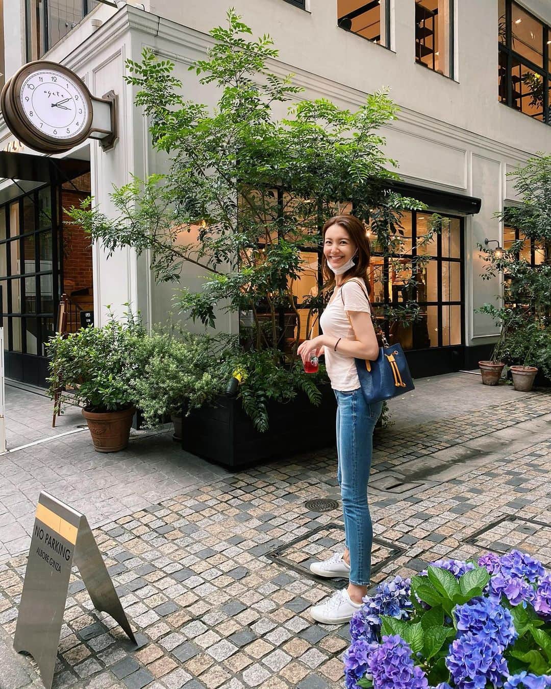 のインスタグラム：「. Tシャツとデニムで銀ぶら👟✨」