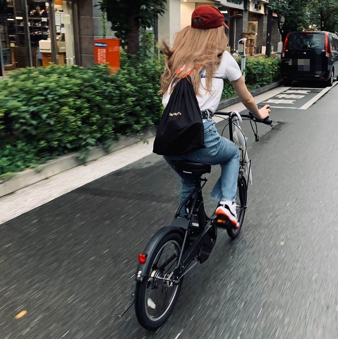 仲本莉絵瑠のインスタグラム：「ブリーチ二回してイメチェン🤍 なのにこんな艶々なのびびる🤣 #友達少ないのでみんなお祝いしてください明日」