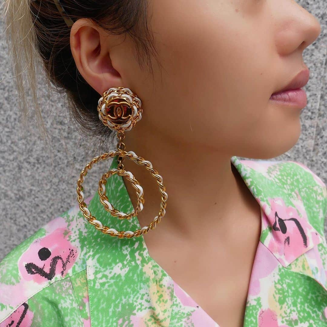 Vintage Brand Boutique AMOREさんのインスタグラム写真 - (Vintage Brand Boutique AMOREInstagram)「Vintage Chanel hoop earrings from 1993 🤍🤍  ▶︎Free Shipping Worldwide✈️ ≫≫≫ DM for more information 📩 info@amorevintagetokyo.com #AMOREvintage #AMORETOKYO #tokyo #Omotesando #Aoyama #harajuku #vintage #vintageshop #ヴィンテージ #ヴィンテージショップ #アモーレ #アモーレトーキョー #表参道 #青山 #原宿#東京 #chanel #chanelvintage #vintagechanel #ヴィンテージ #シャネル #ヴィンテージシャネル #シャネルヴィンテージバッグ」7月4日 17時04分 - amore_tokyo