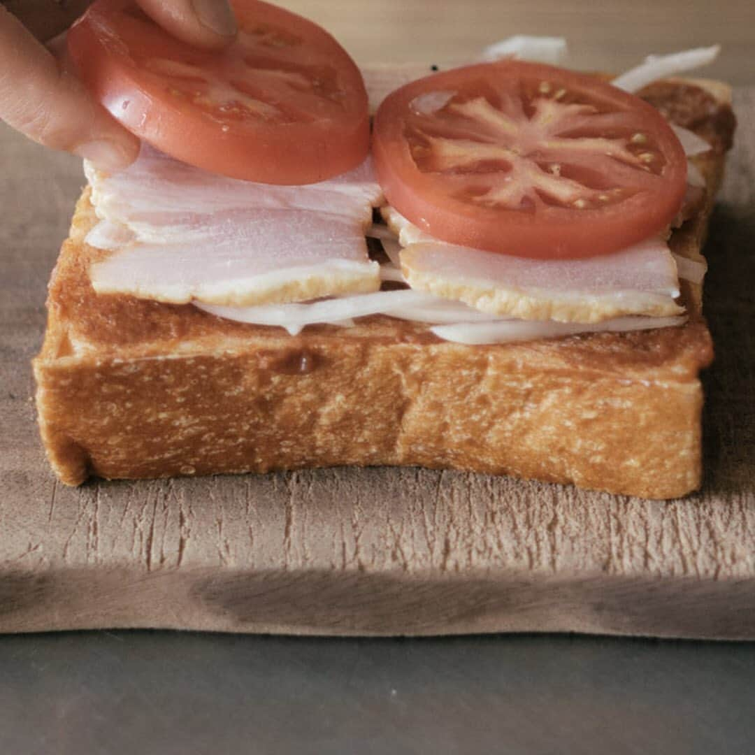 ヒラハルさんのインスタグラム写真 - (ヒラハルInstagram)「#pizza #foodstagrams #hilltopbakery #wazawaza  #clothing  #stilllife #whatisthis #bread #naganojapan #campagne #firewoodoven #householdgoods #tasty #localmedia #organic #naturallife  #wabisabi  #nagano #naganojapan  #explorejpn #japanlandscape #niceview #stilllifephotography #noplastic #moodyphotography #moody_nature  #パンと日用品の店わざわざ #薪窯 #東御市 #長野のいいとこ #わざわざで買えます」7月4日 17時04分 - wazawazapan