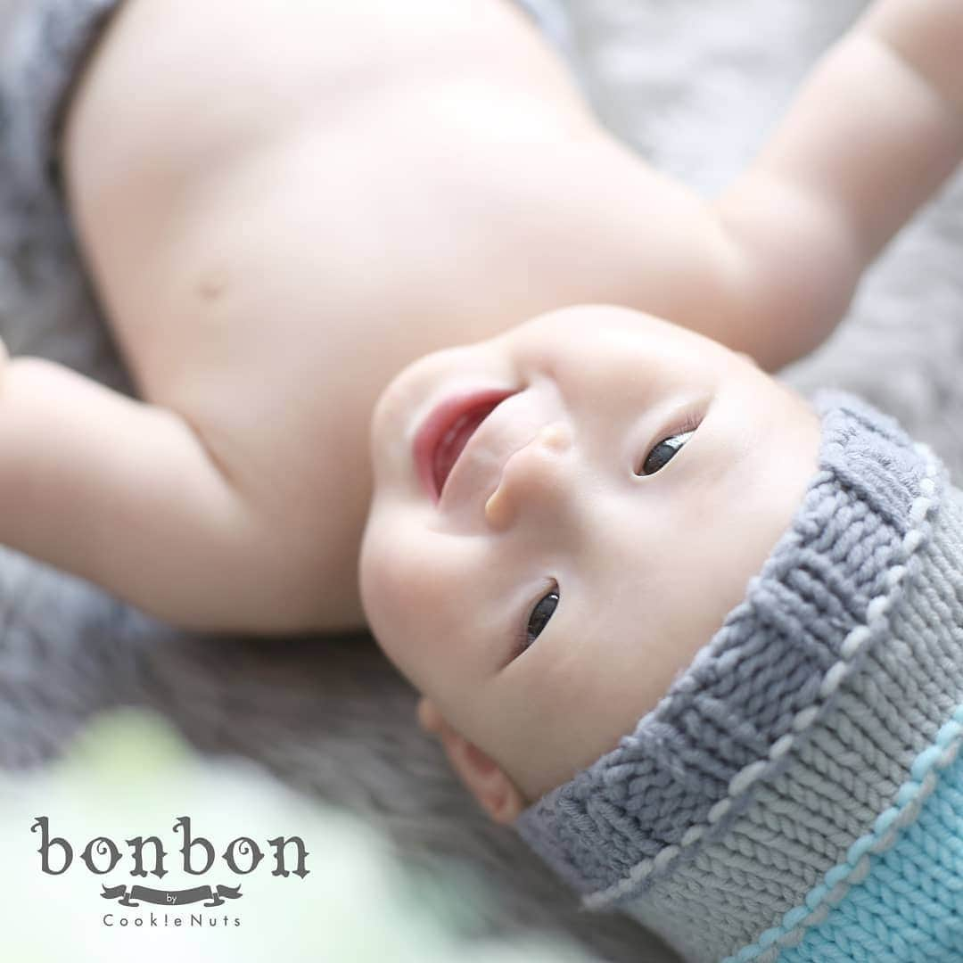 bonbon by cookienuts Photo studioのインスタグラム：「今日は、この夏とっておきのお知らせを＾＾✨  bonbonにて、baby&Kids 2020を開催することになりました！  モデル募集受付は　 7/6　13時　スタートです！！  今年は思うように外出ができなかったり、 お子さんのご成長をスタジオで撮影しようと思ってはいたものの、タイミングを逃してしまった、、というお客様も多くいらっしゃったのではないでしょうか。。？  平日のママと赤ちゃんのお時間を利用して、 赤ちゃんのありのままの姿を写真として残して頂きたいという思いと  ママと赤ちゃんの素敵な思い出になったら嬉しいな　という思いから、 baby&Kids 2020をbonbonで開催することになりました！    【参加資格】  ・撮影時　3ヶ月〜12ヶ月までのお子さん  ・写真展示、WEB広告などへの写真使用が可能な方     【詳細】  ・参加費　お１人につき¥5,000(税別)　(四切フレーム付き)  ・かわいいお衣装1着付き  ※はだかんぼちゃんでの撮影になりますので赤ちゃんの手足がたくさん見えるお衣装になります。  ※お衣装はおまかせになります。     【参加特典】  ①8月にbonbonで予定している写真展に必ず飾られます！  ②とっておきの１枚を四切フレームに仕上げてお渡し！　※画像はおまかせになります。  ③全データが通常の半額以下で購入できる！  ④クッキーナッツスタジオのHP、宣伝物のモデルになれるチャンス！  ⑤LINEお友達追加をしていただくと、ママとの２人ショットを待受画像としてプレゼント！     【撮影期間】7月13日(月)〜7月31日(金)  土日、定休日を除く、月・火・金の平日　 10：00/11：00/13：00/14：00/15：00　 いずれかのご希望の枠をお伝えください。    【撮影場所】 フォトスタジオbonbon (幸区下平間)  【写真展】2020年8月下旬開催予定　 ※新型コロナウィルス感染症の影響により日程の変更、中止が決まった場合はブログ、SNSでお知らせ致します。     【応募方法・日時】7月6日(月)　13:00〜　 先着20名様  bonbonのLINE、またはお電話にてご予約を承ります！お電話でのご予約が優先となりますのでご了承くださいませ。  LINEでご予約の際はお子様のお名前と、ご性別、月齢、ご希望撮影日時を第三希望までご記入くださいませ。  TEL:044-223-6466    では、女性カメラマンとこの夏の楽しい思い出を一緒につくりましょう！  ご予約をお待ちしております❣️」